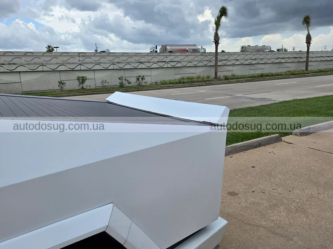 Tesla Cybertruck у білій матовій фарбі виглядає краще чи гірше, ніж стандарт?