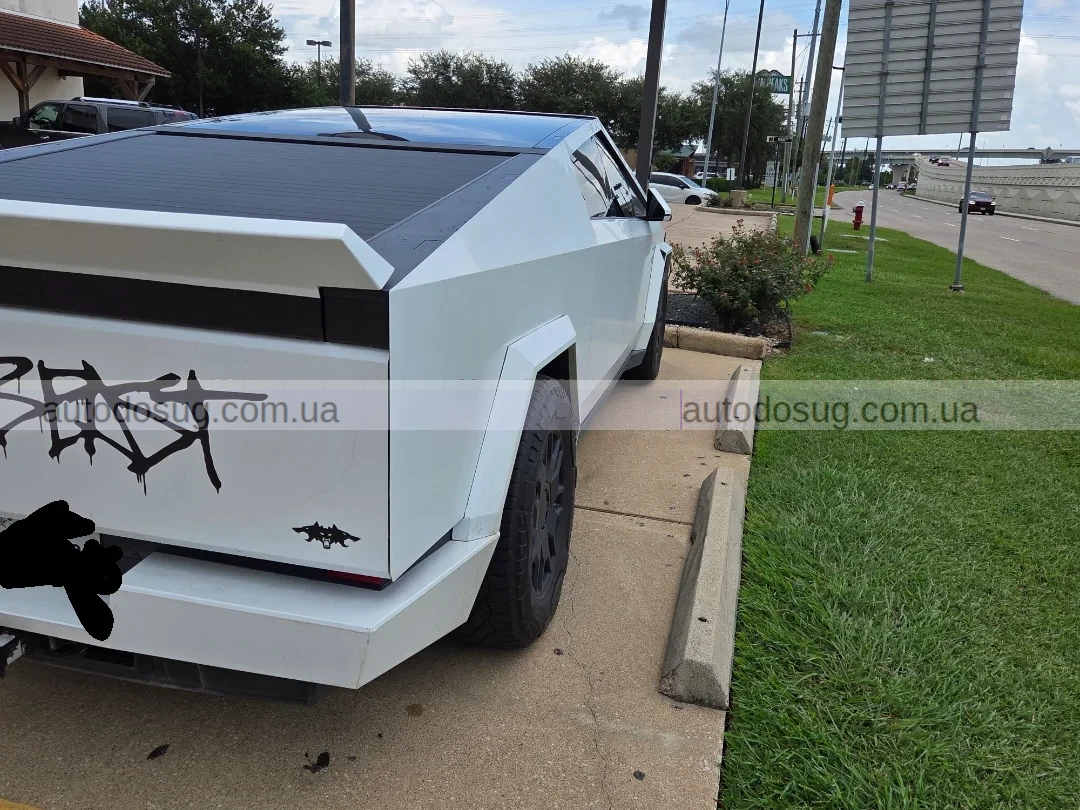 Tesla Cybertruck у білій матовій фарбі виглядає краще чи гірше, ніж стандарт?