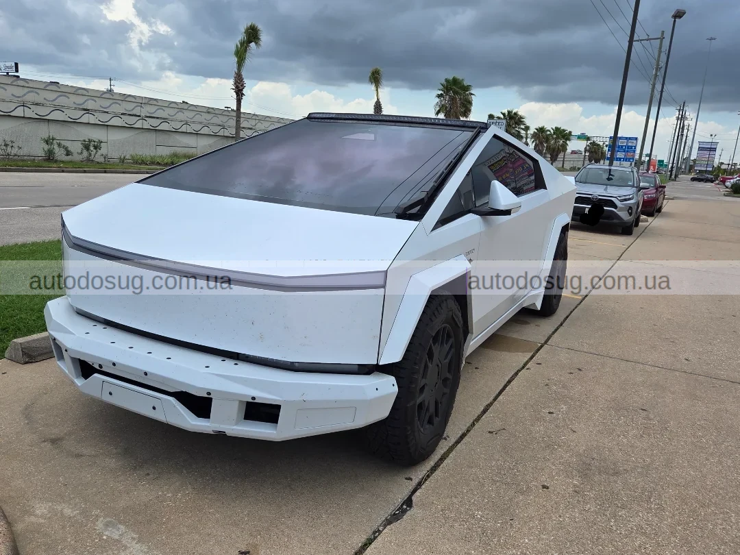 Tesla Cybertruck у білій матовій фарбі виглядає краще чи гірше, ніж стандарт?