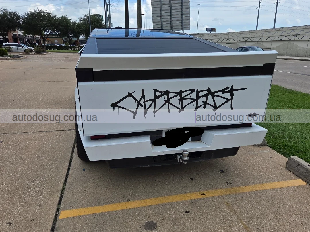 Tesla Cybertruck у білій матовій фарбі виглядає краще чи гірше, ніж стандарт?