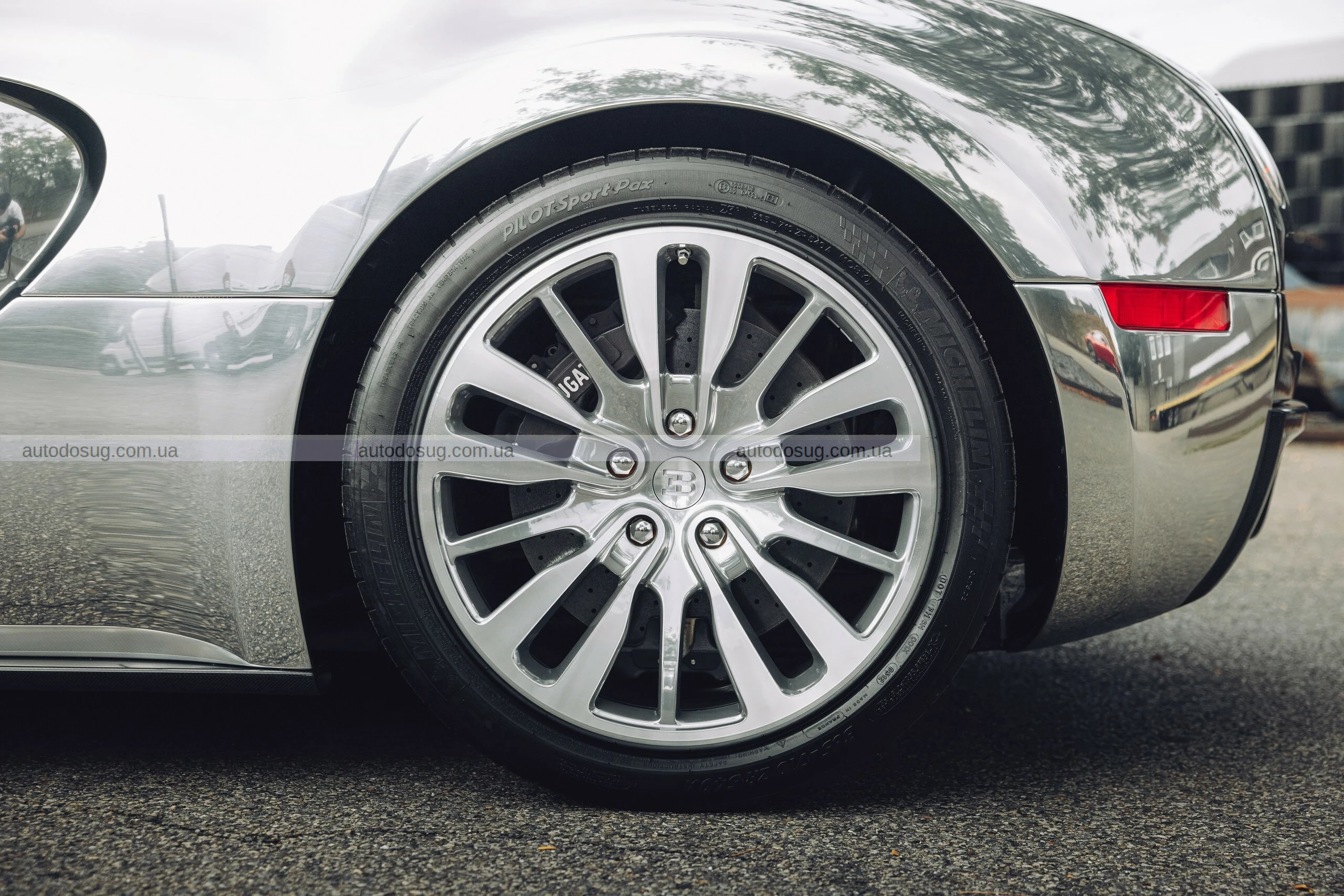 Унікальний гіперкар Bugatti Veyron 16.4 Pur Sang без фарби доводить, що досконалості не потрібен колір