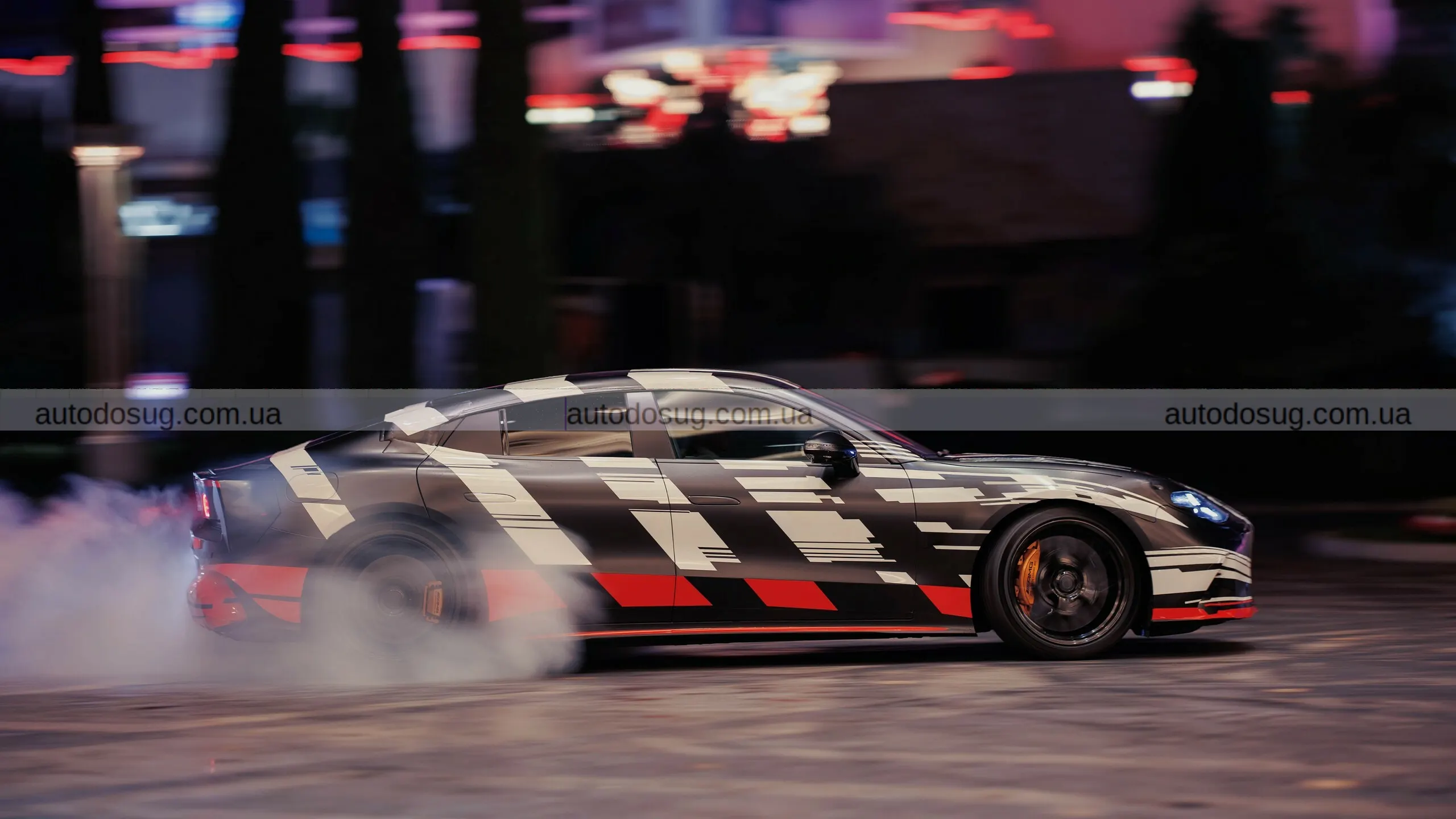 Бред Пітт та Джордж Рассел запалили Лас-Вегас електричним суперседаном Mercedes-AMG