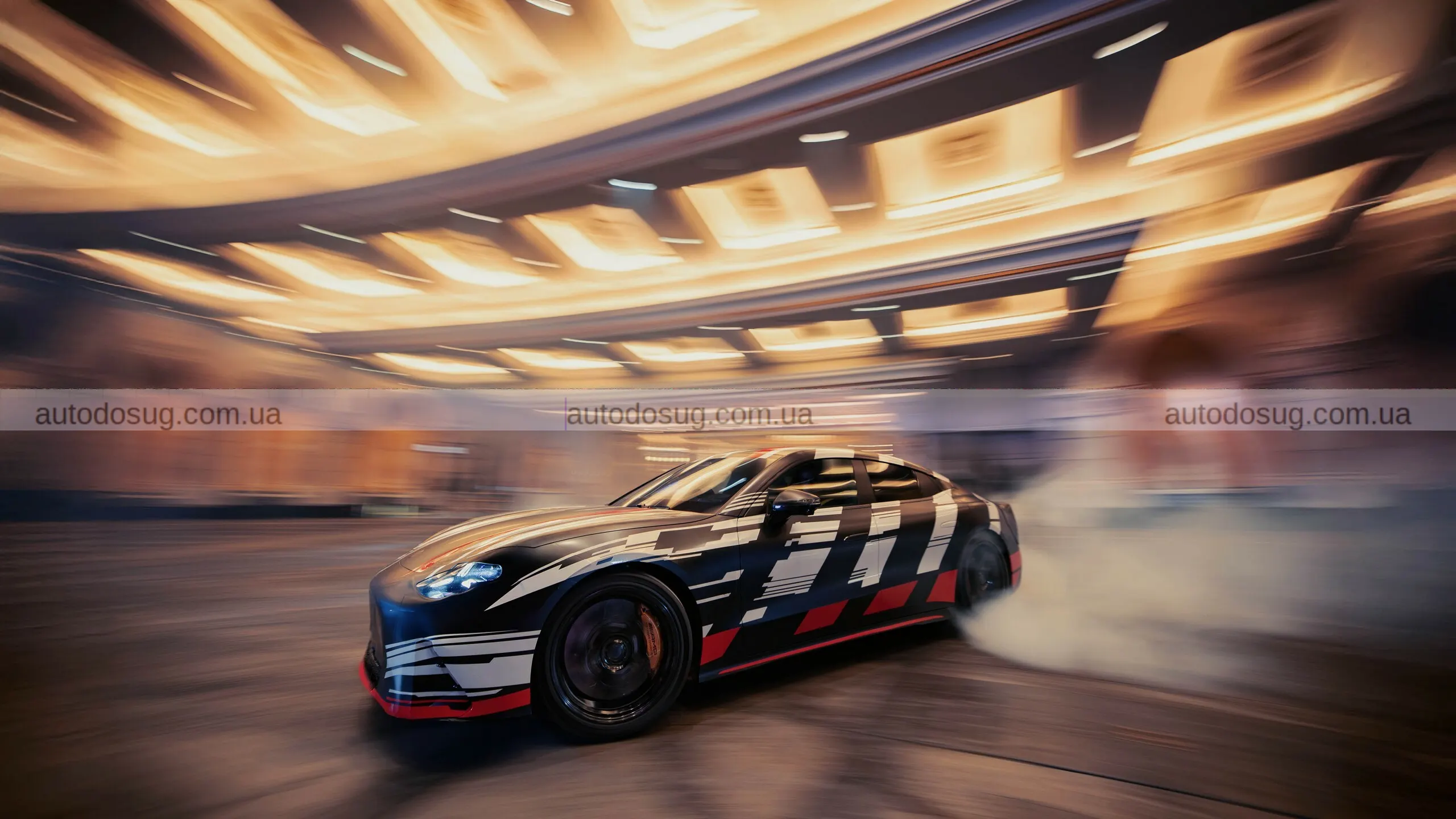 Бред Пітт та Джордж Рассел запалили Лас-Вегас електричним суперседаном Mercedes-AMG