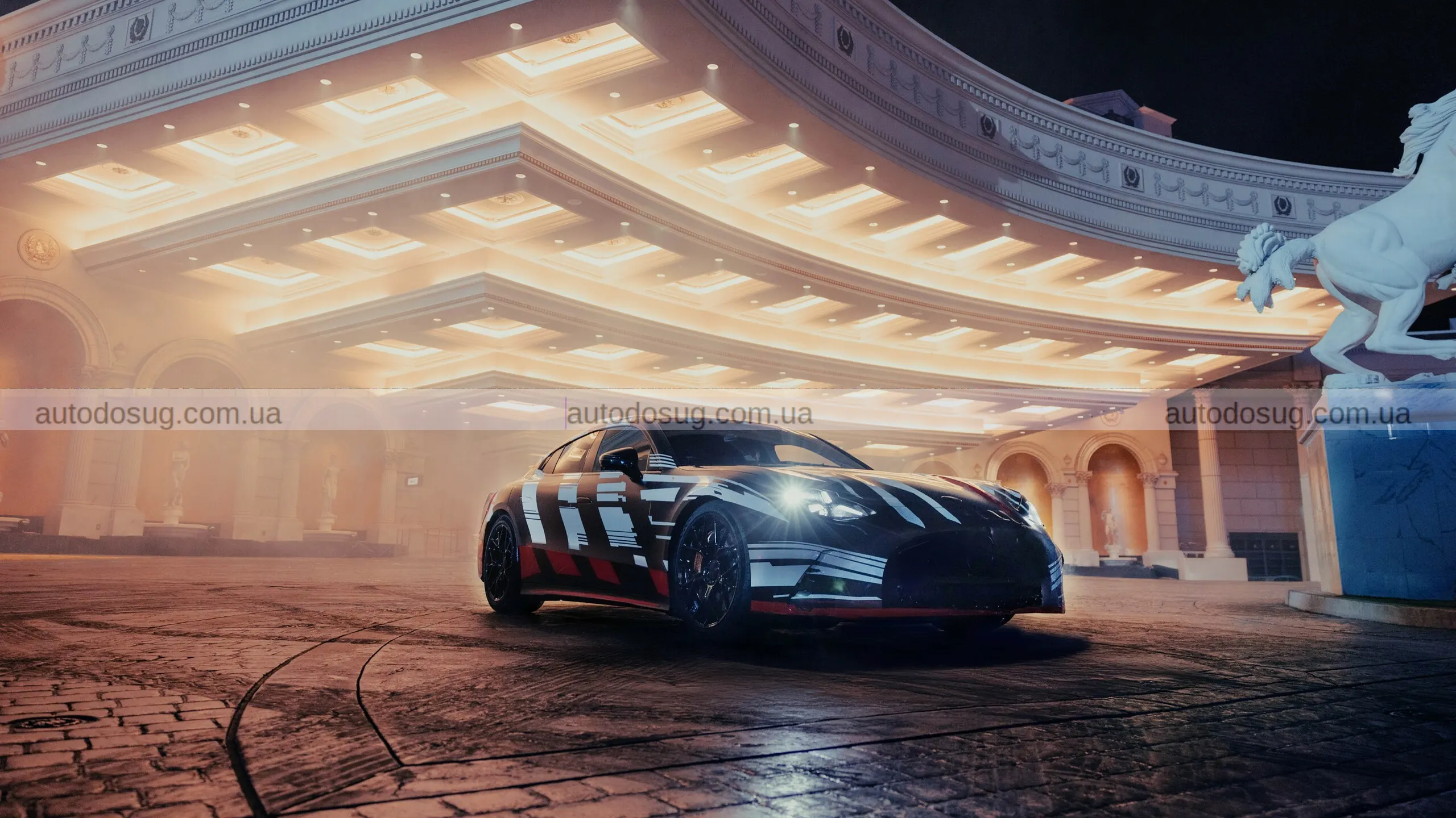 Бред Пітт та Джордж Рассел запалили Лас-Вегас електричним суперседаном Mercedes-AMG