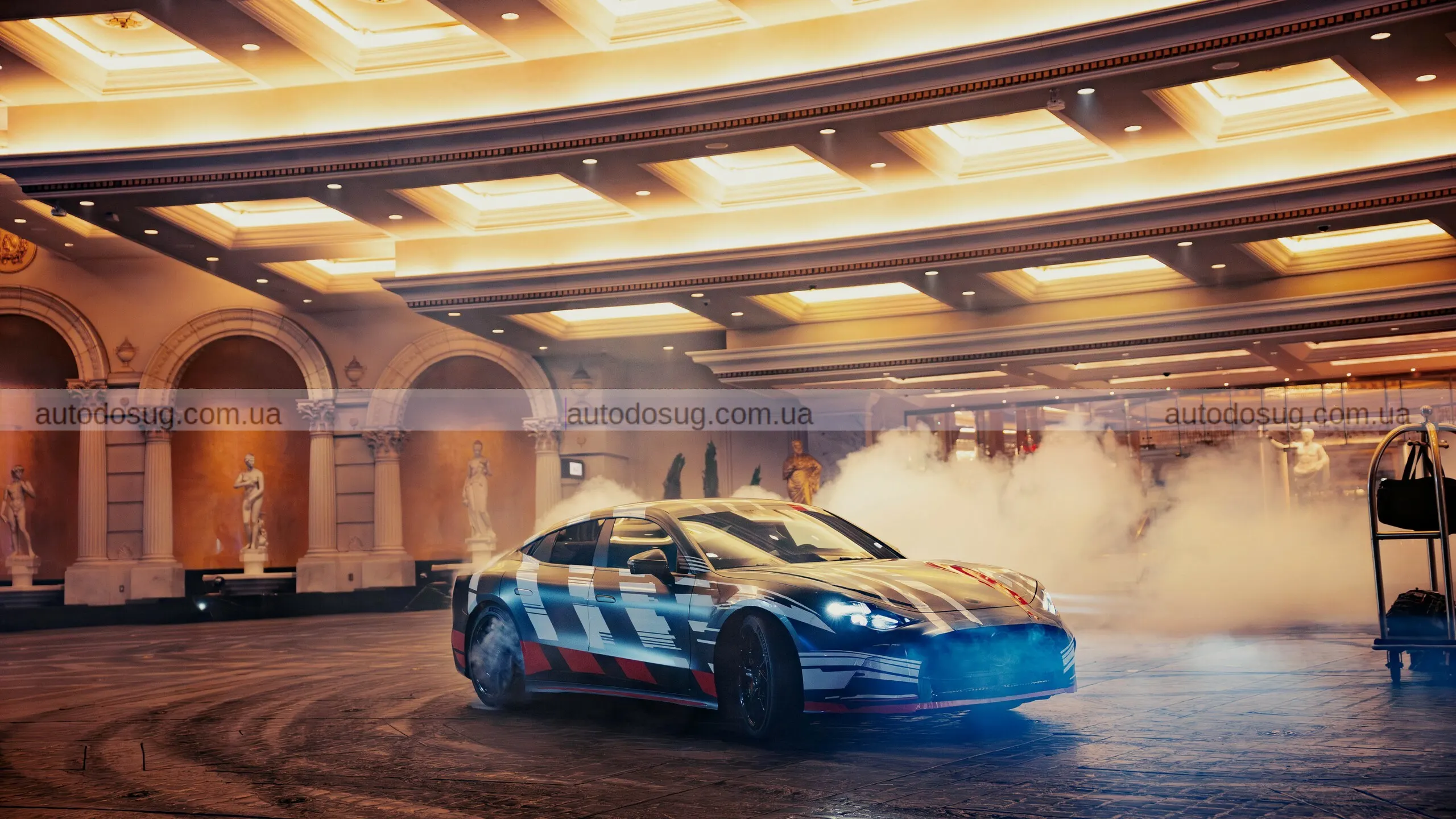 Бред Пітт та Джордж Рассел запалили Лас-Вегас електричним суперседаном Mercedes-AMG