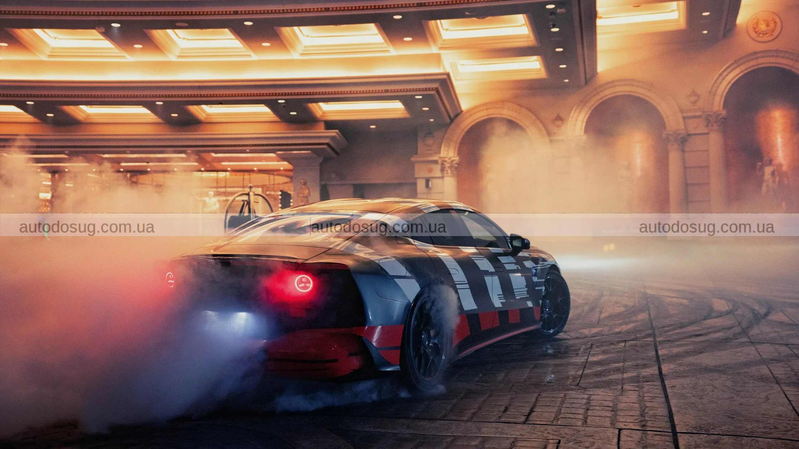 Бред Пітт та Джордж Рассел запалили Лас-Вегас електричним суперседаном Mercedes-AMG