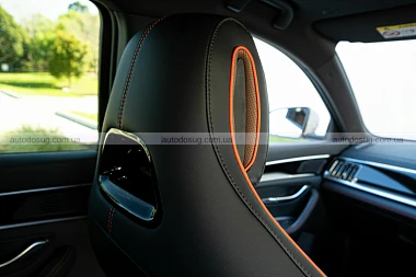 BYD показує електричний Sealion 6, який дивує практичністю, але не азартом