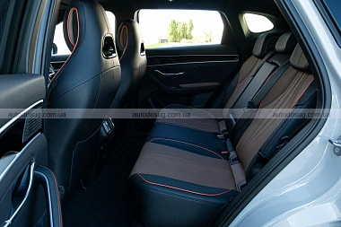 BYD показує електричний Sealion 6, який дивує практичністю, але не азартом