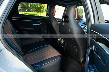 BYD показує електричний Sealion 6, який дивує практичністю, але не азартом