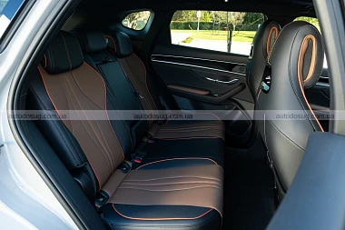 BYD показує електричний Sealion 6, який дивує практичністю, але не азартом