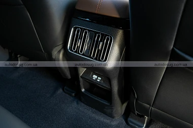 BYD показує електричний Sealion 6, який дивує практичністю, але не азартом