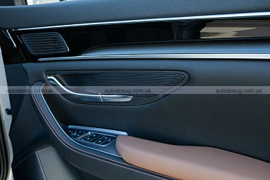 BYD показує електричний Sealion 6, який дивує практичністю, але не азартом