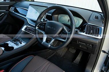 BYD показує електричний Sealion 6, який дивує практичністю, але не азартом