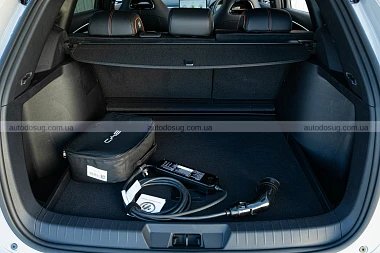 BYD показує електричний Sealion 6, який дивує практичністю, але не азартом