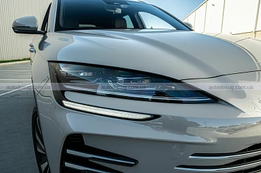 BYD показує електричний Sealion 6, який дивує практичністю, але не азартом