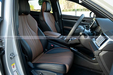 BYD показує електричний Sealion 6, який дивує практичністю, але не азартом