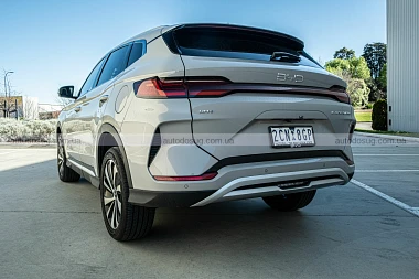 BYD показує електричний Sealion 6, який дивує практичністю, але не азартом