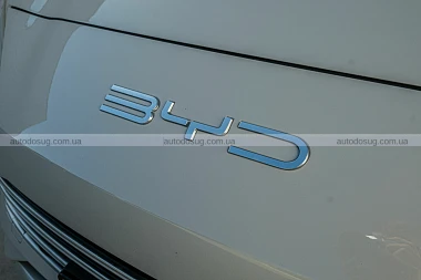 BYD показує електричний Sealion 6, який дивує практичністю, але не азартом