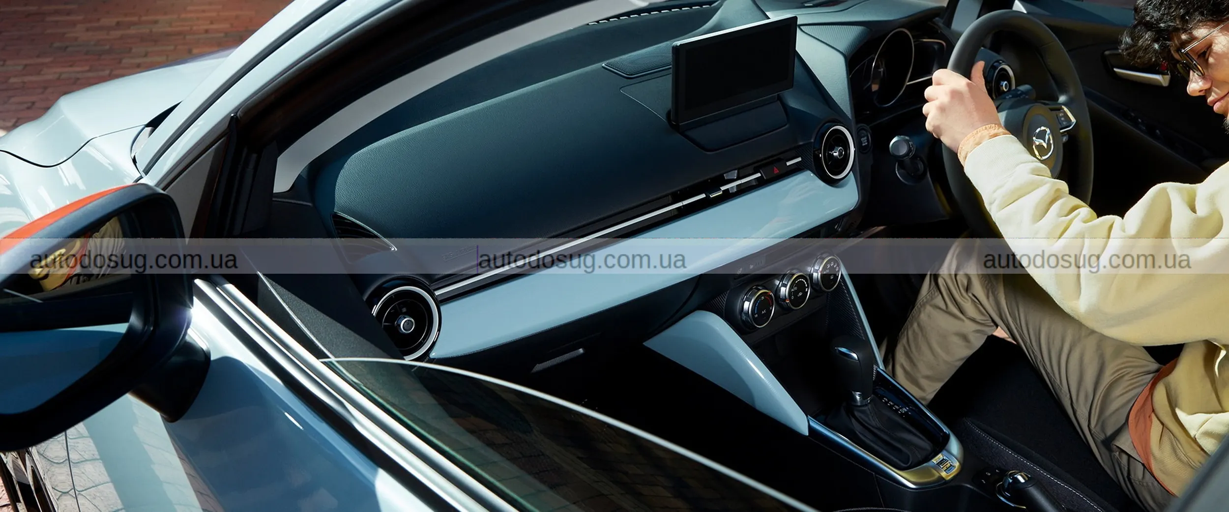 Mazda2 не здається та отримує оновлення попри напруження