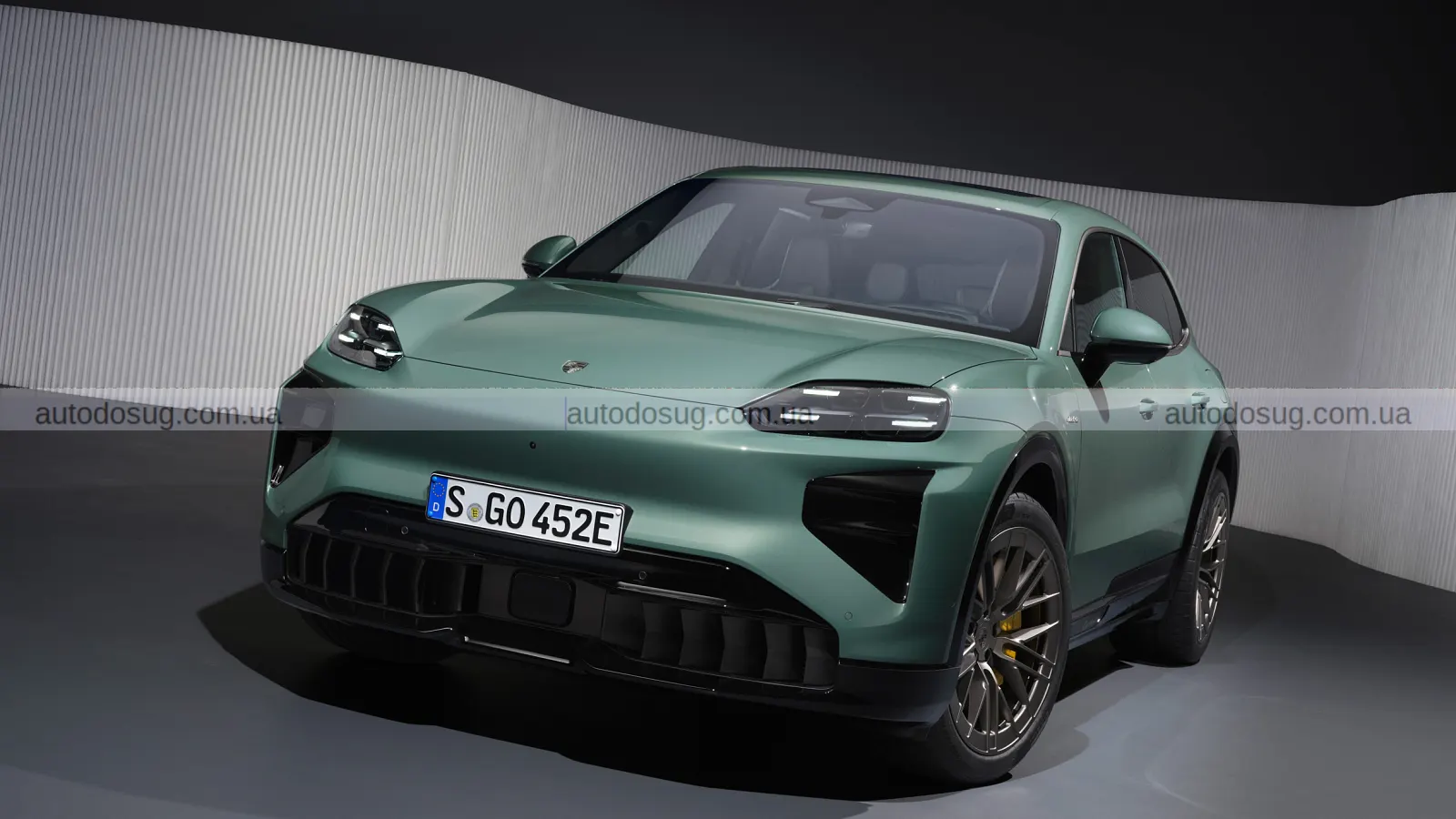 Porsche виходить на новий рівень та представляє Cayenne з електроприводом