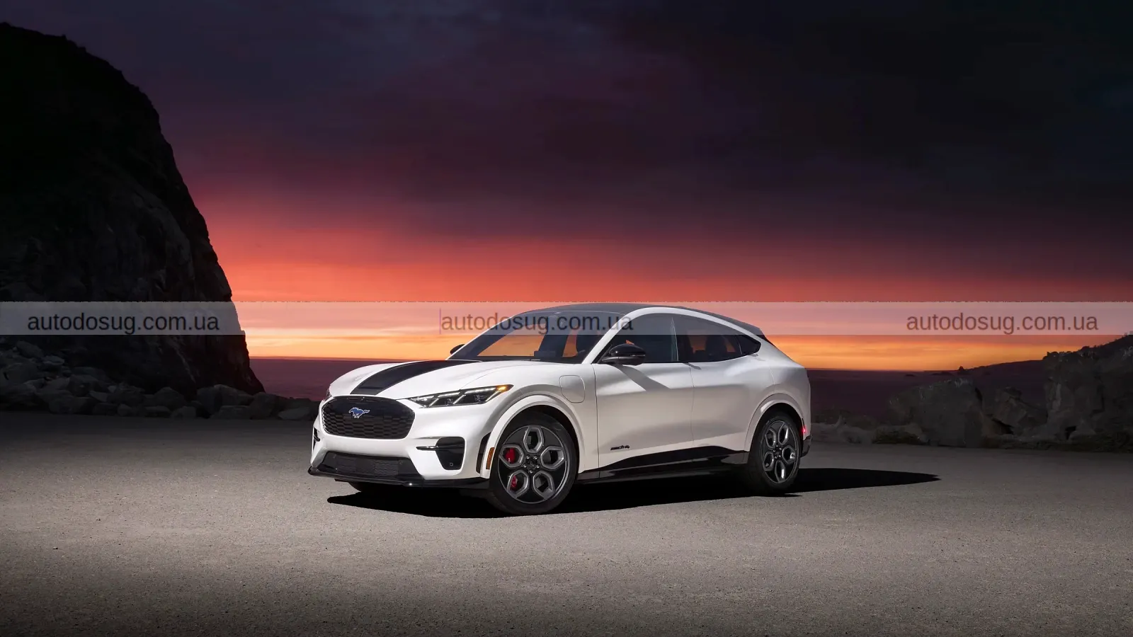 Tesla розгромлює Ford Mustang Mach-E