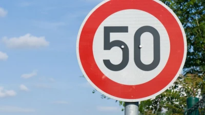 В Україні з 1 листопада запроваджено «зимовий режим» руху — обмеження швидкості до 50 км/год у містах