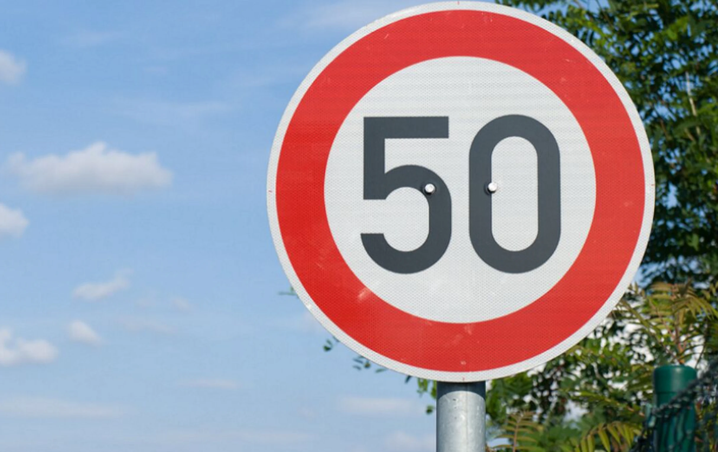 В Україні з 1 листопада запроваджено «зимовий режим» руху — обмеження швидкості до 50 км/год у містах