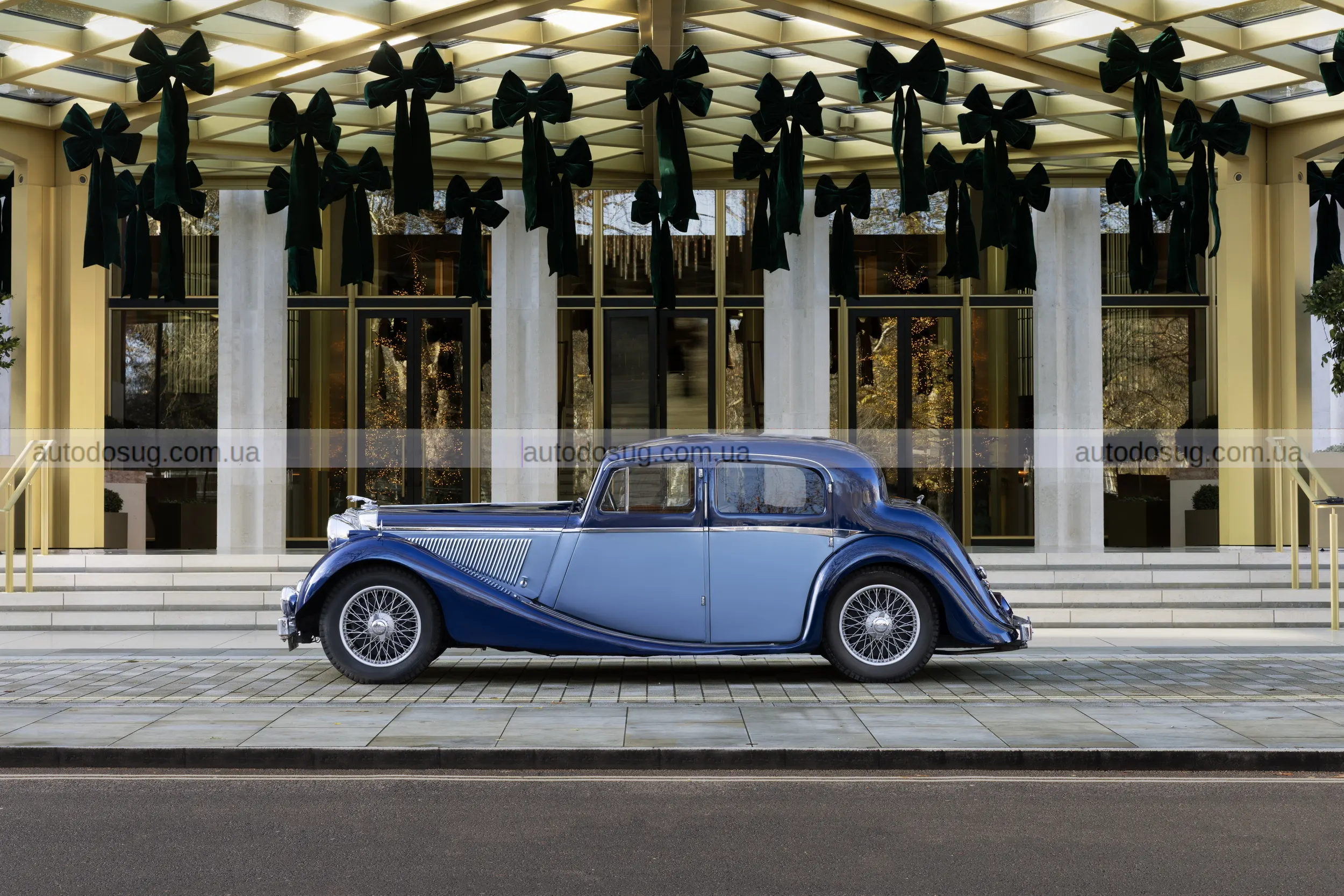 Jaguar Type 00 виходить на вулиці Лондона в новому кольорі