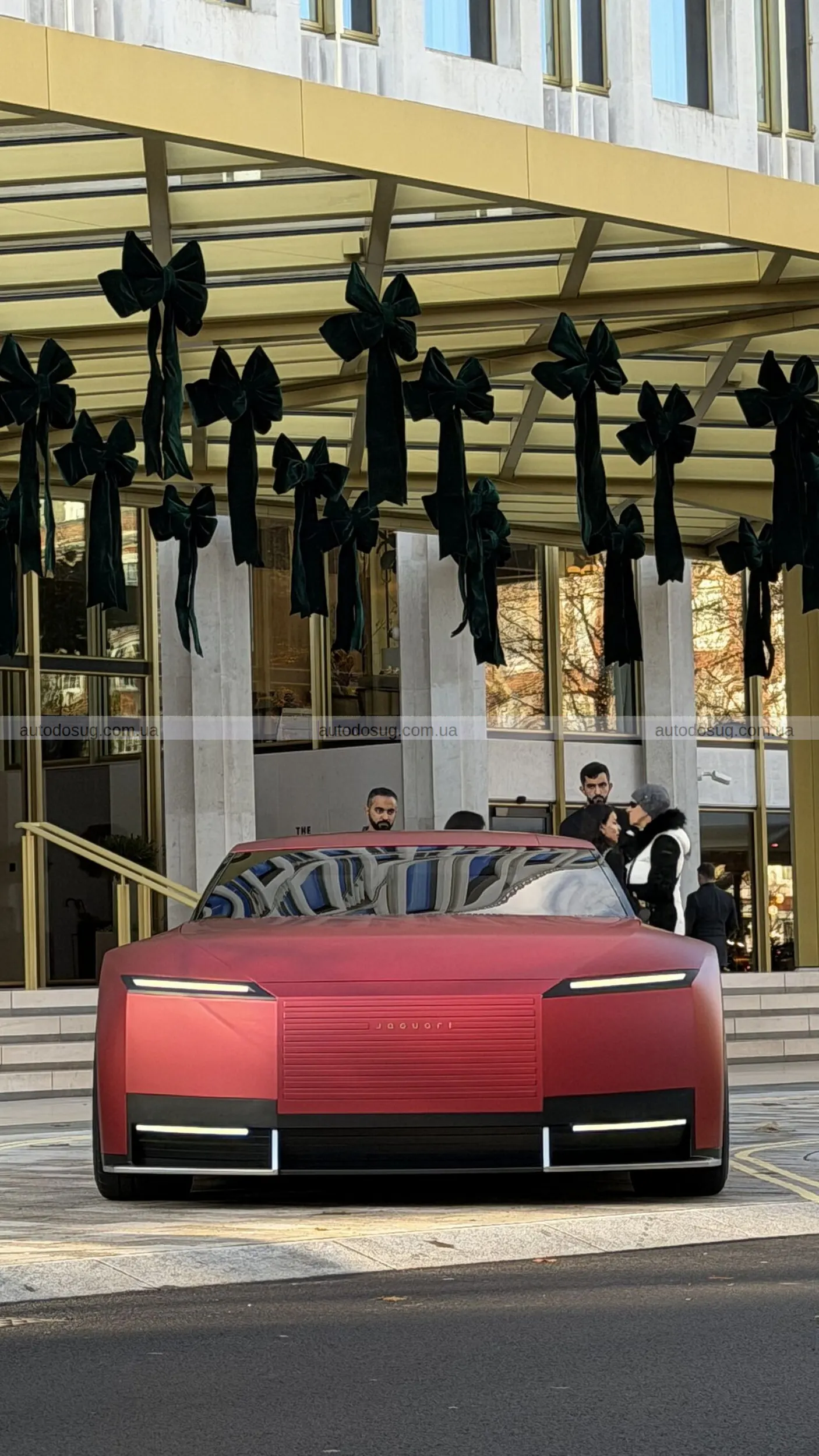 Jaguar Type 00 виходить на вулиці Лондона в новому кольорі