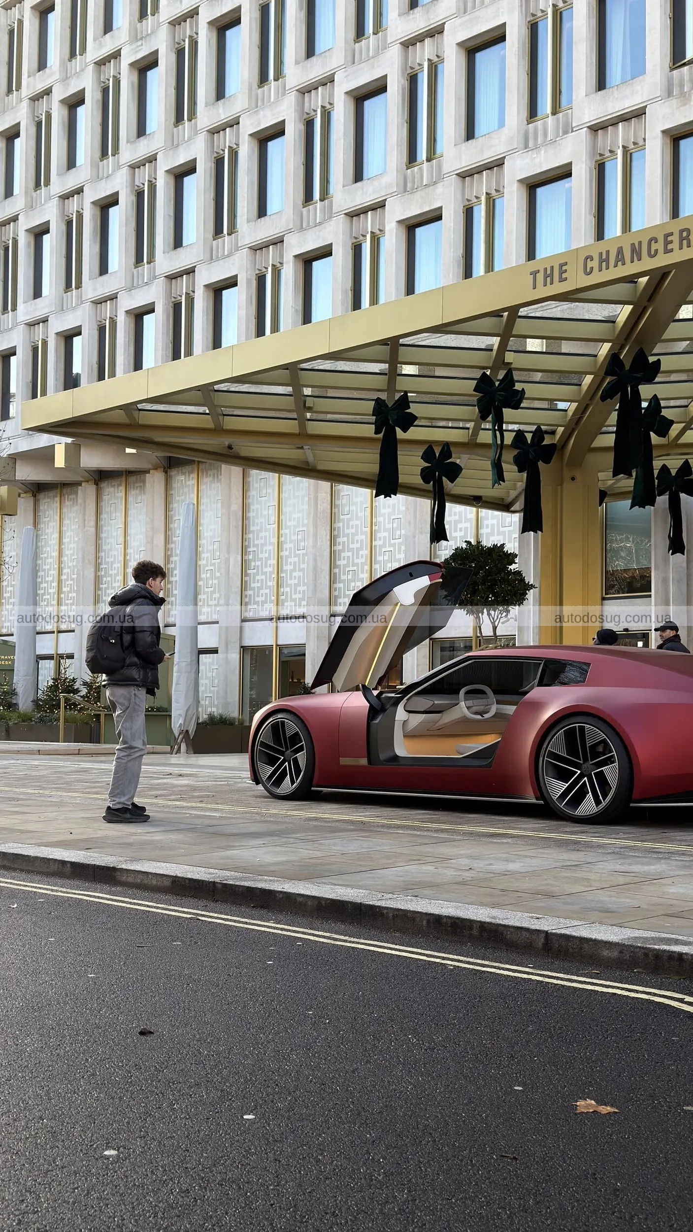 Jaguar Type 00 виходить на вулиці Лондона в новому кольорі