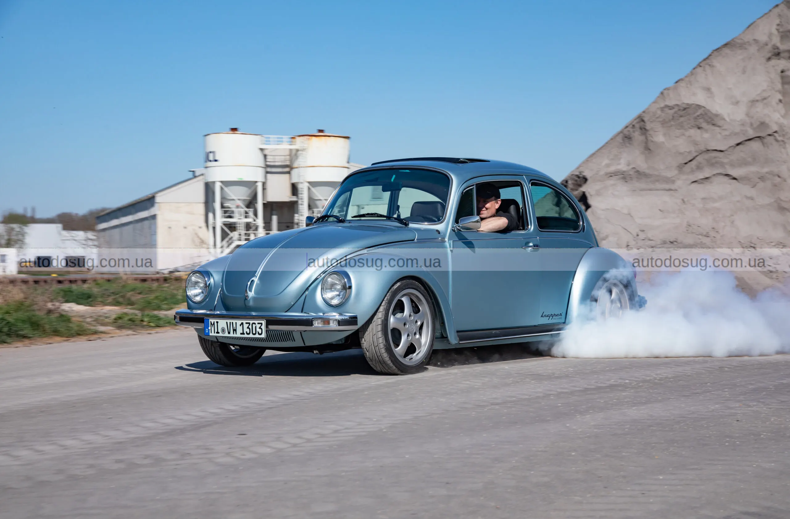 Класичний VW Beetle приховує двигун Tesla та акумуляторну батарею Porsche