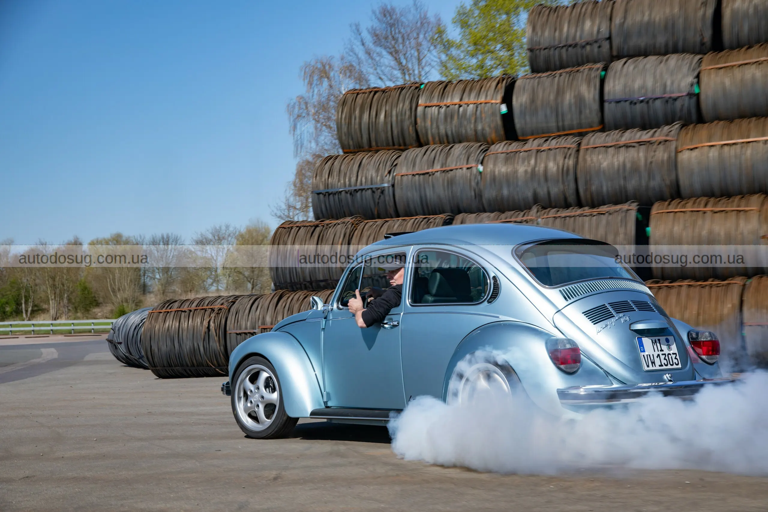 Класичний VW Beetle приховує двигун Tesla та акумуляторну батарею Porsche
