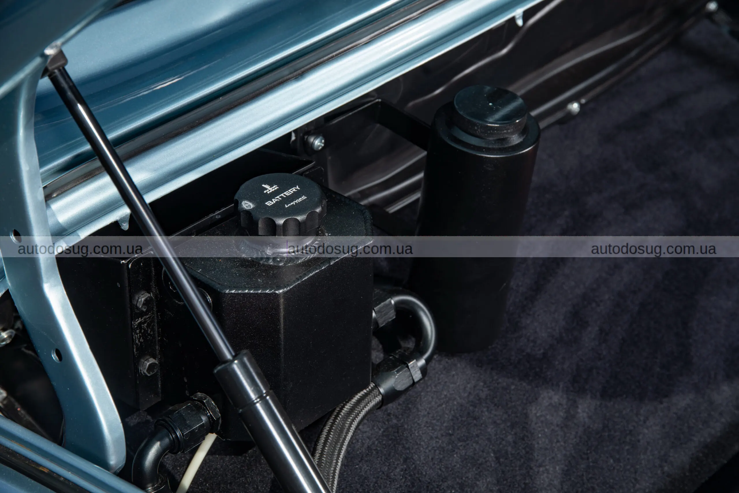 Класичний VW Beetle приховує двигун Tesla та акумуляторну батарею Porsche