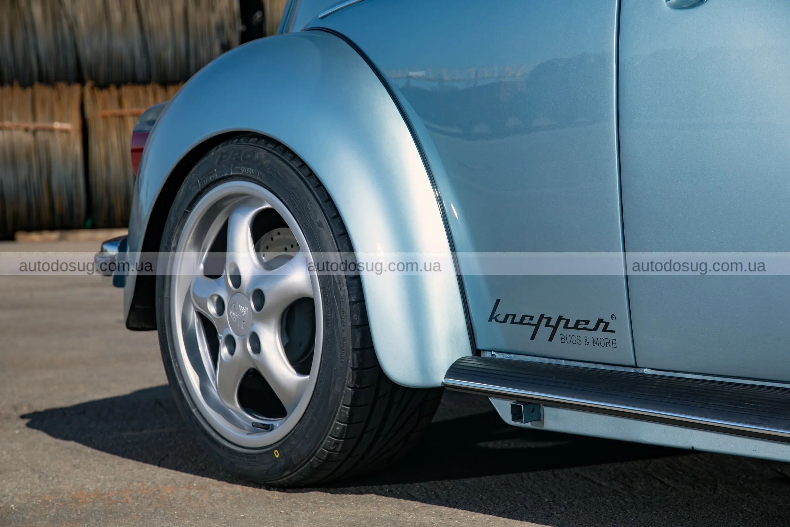 Класичний VW Beetle приховує двигун Tesla та акумуляторну батарею Porsche