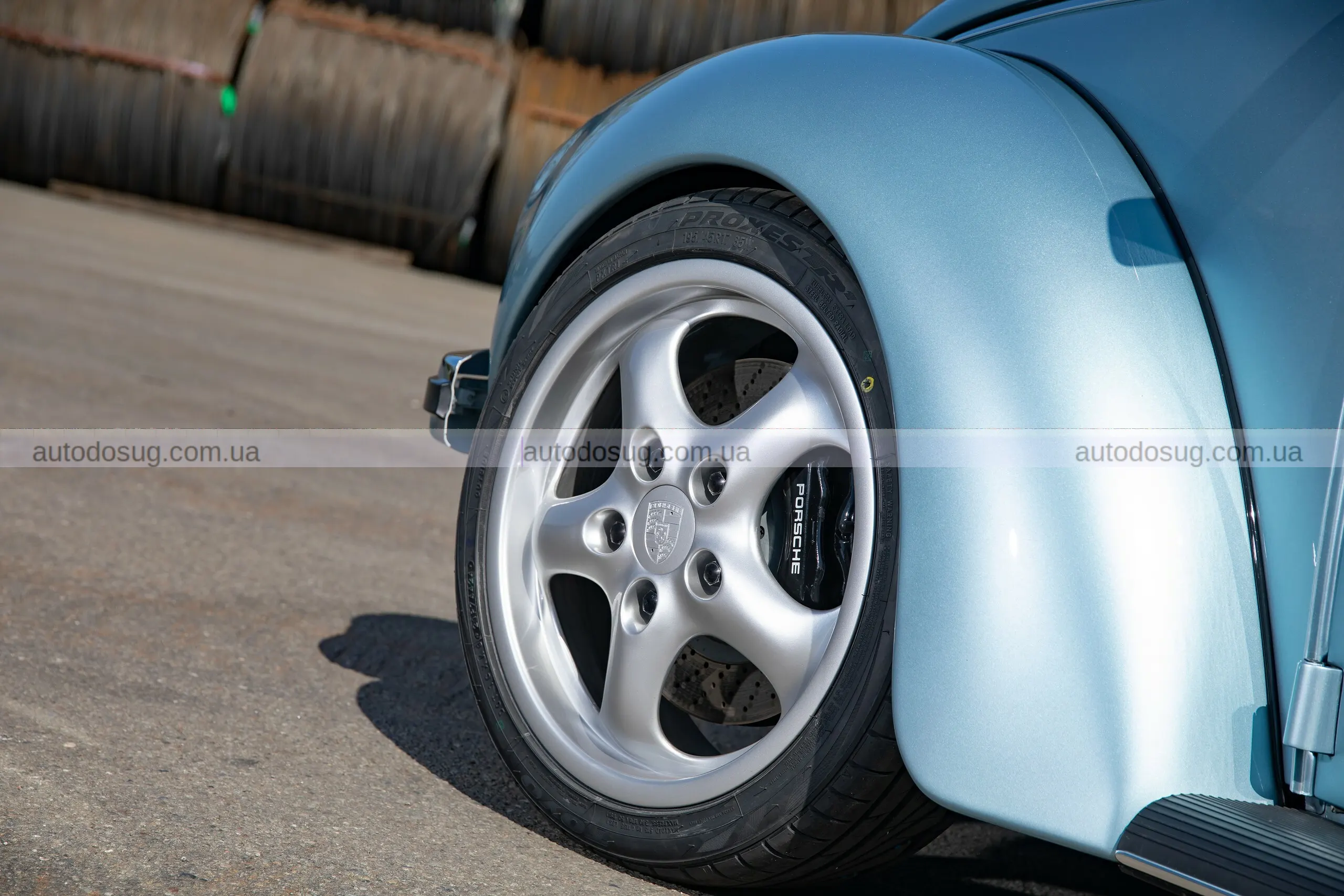 Класичний VW Beetle приховує двигун Tesla та акумуляторну батарею Porsche