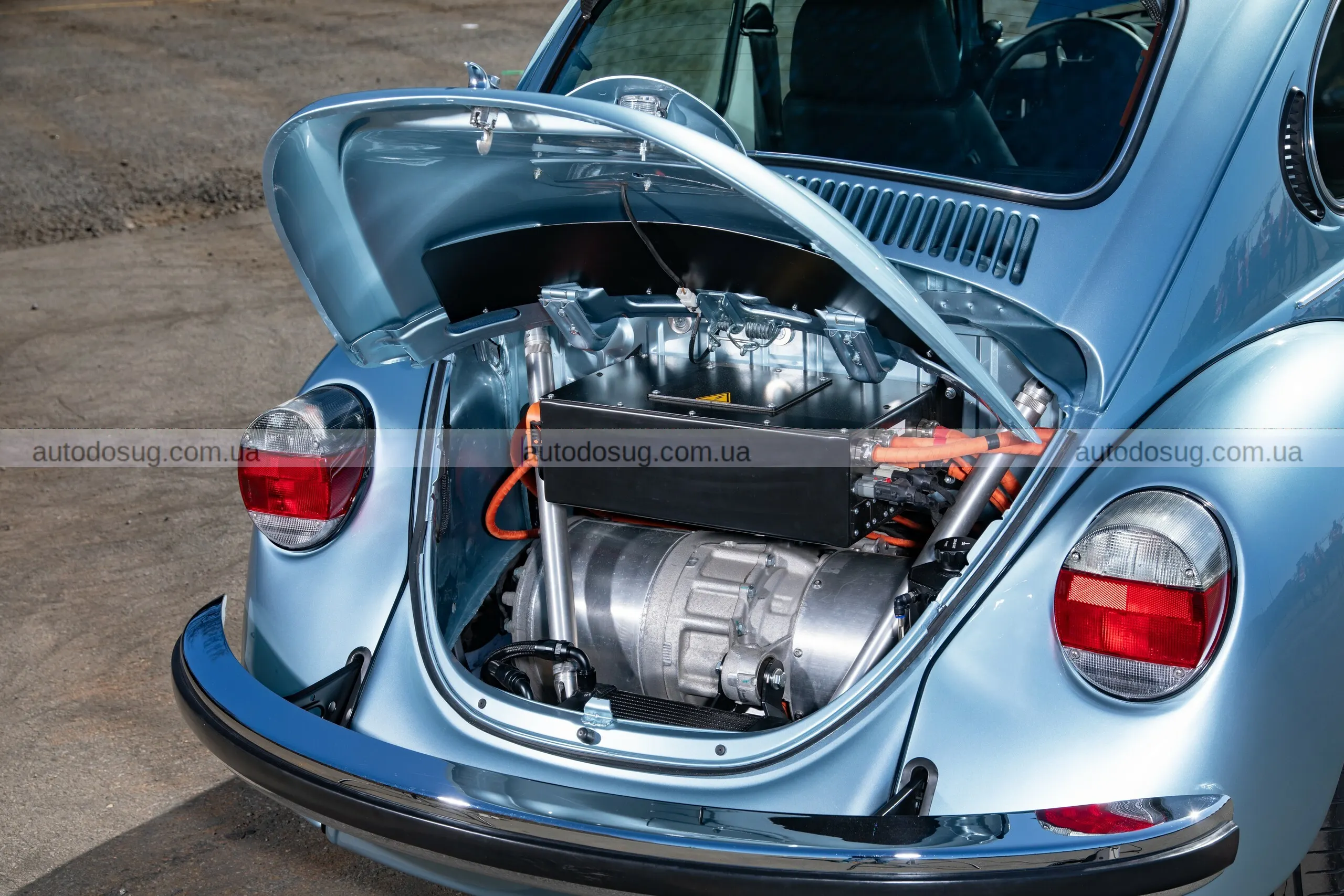 Класичний VW Beetle приховує двигун Tesla та акумуляторну батарею Porsche