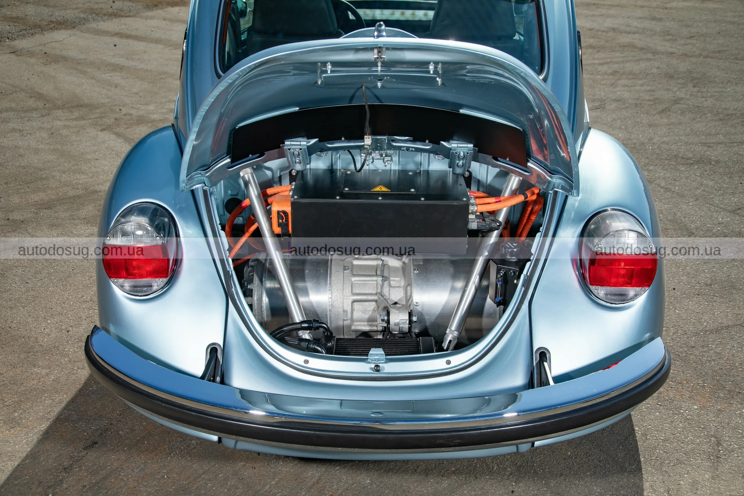 Класичний VW Beetle приховує двигун Tesla та акумуляторну батарею Porsche