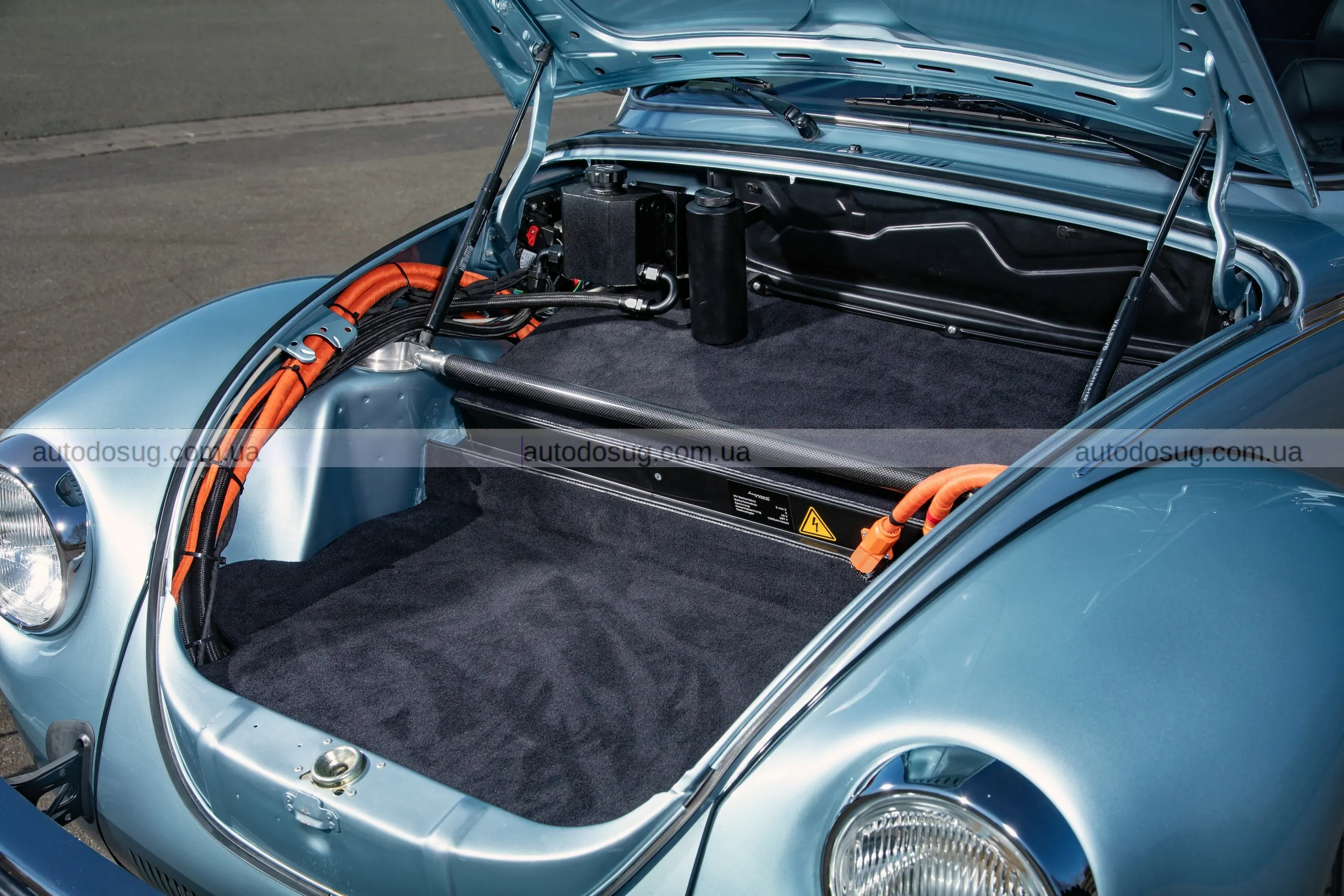 Класичний VW Beetle приховує двигун Tesla та акумуляторну батарею Porsche