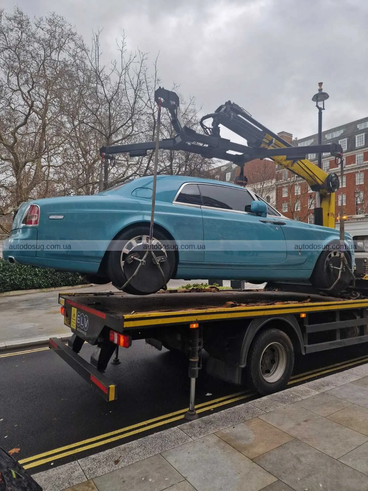 Лондону набридло, що іноземні мільйонери уникають штрафів, тому він евакуює їхні екзотичні автомобілі