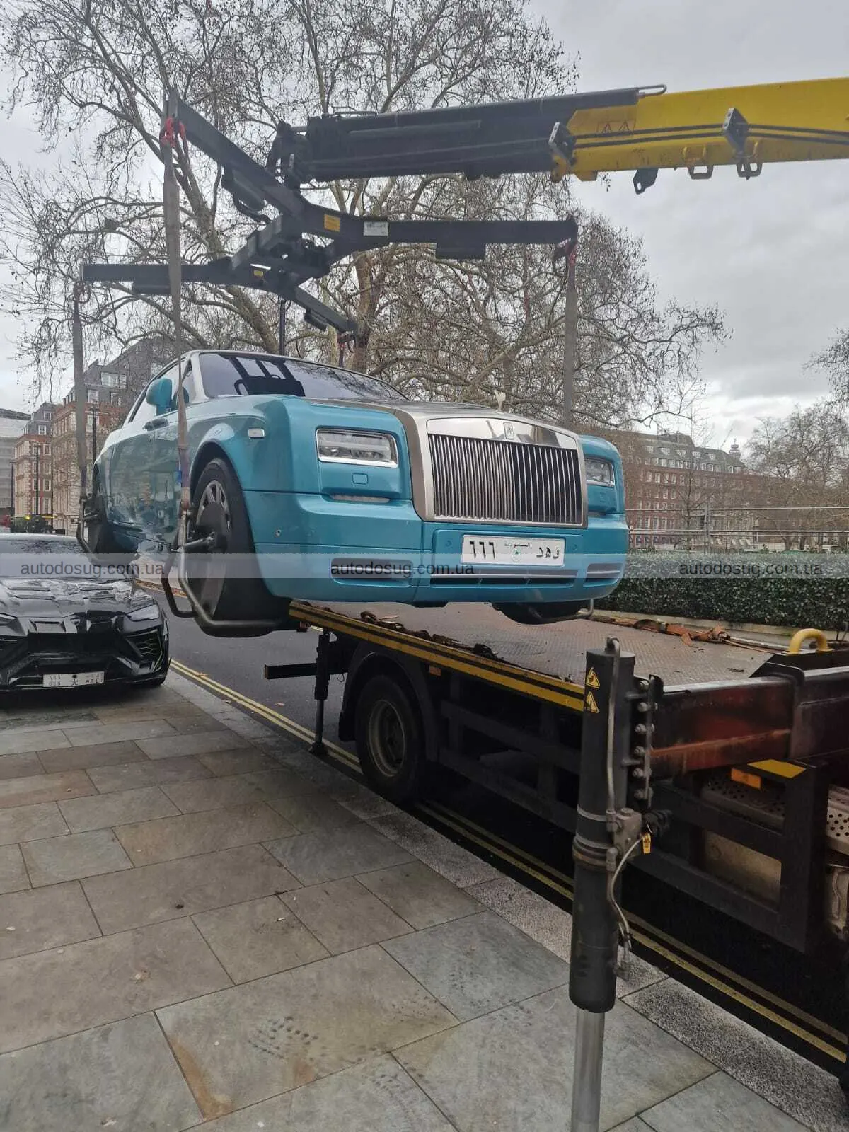 Лондону набридло, що іноземні мільйонери уникають штрафів, тому він евакуює їхні екзотичні автомобілі