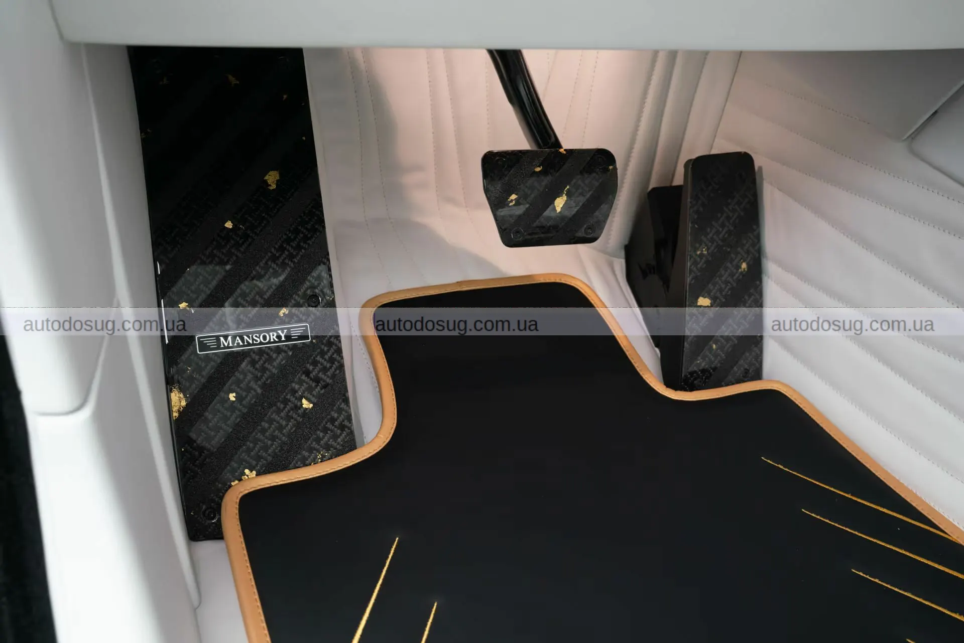 Mansory додав зовнішні динаміки, бо EV був надто тихим