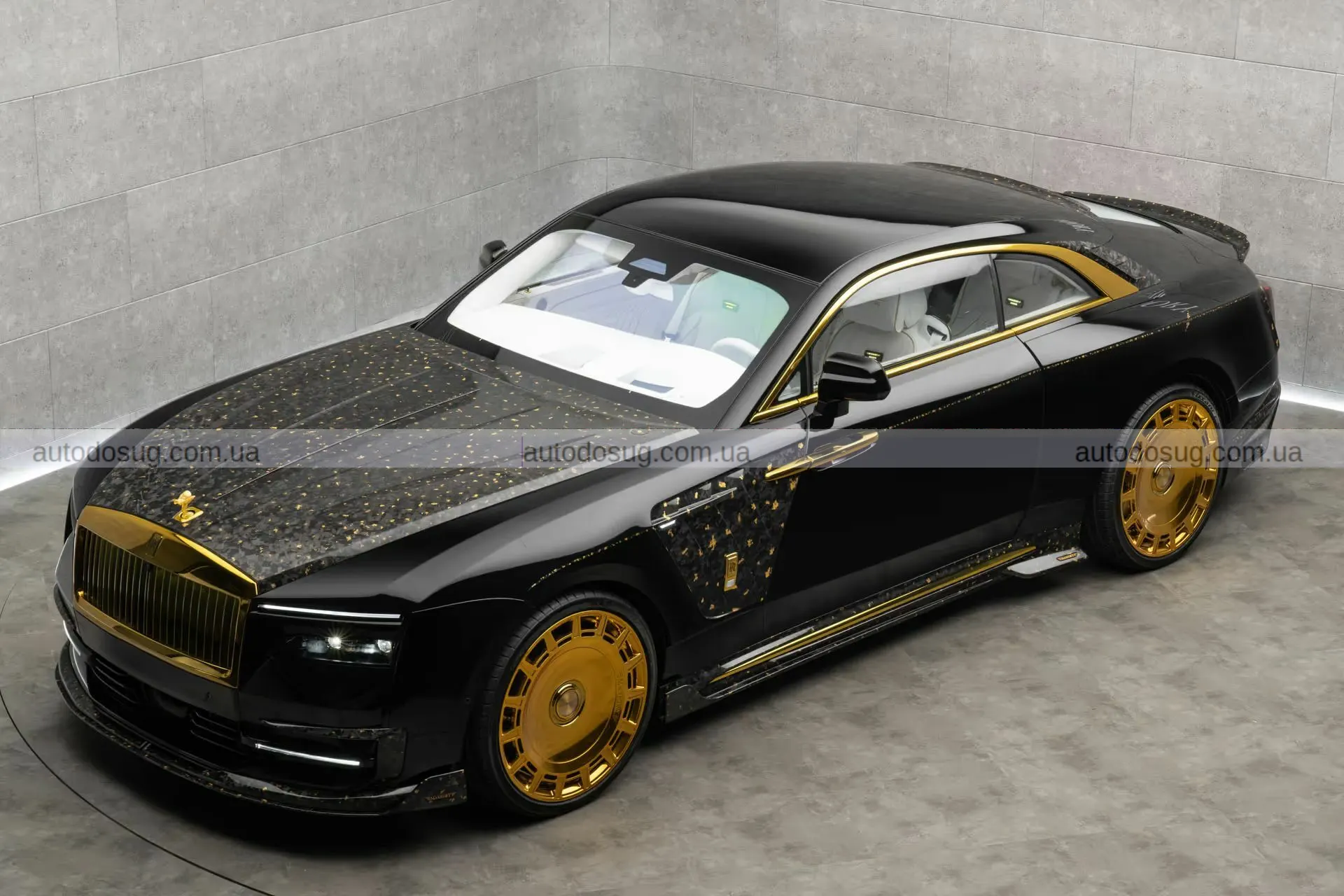 Mansory додав зовнішні динаміки, бо EV був надто тихим