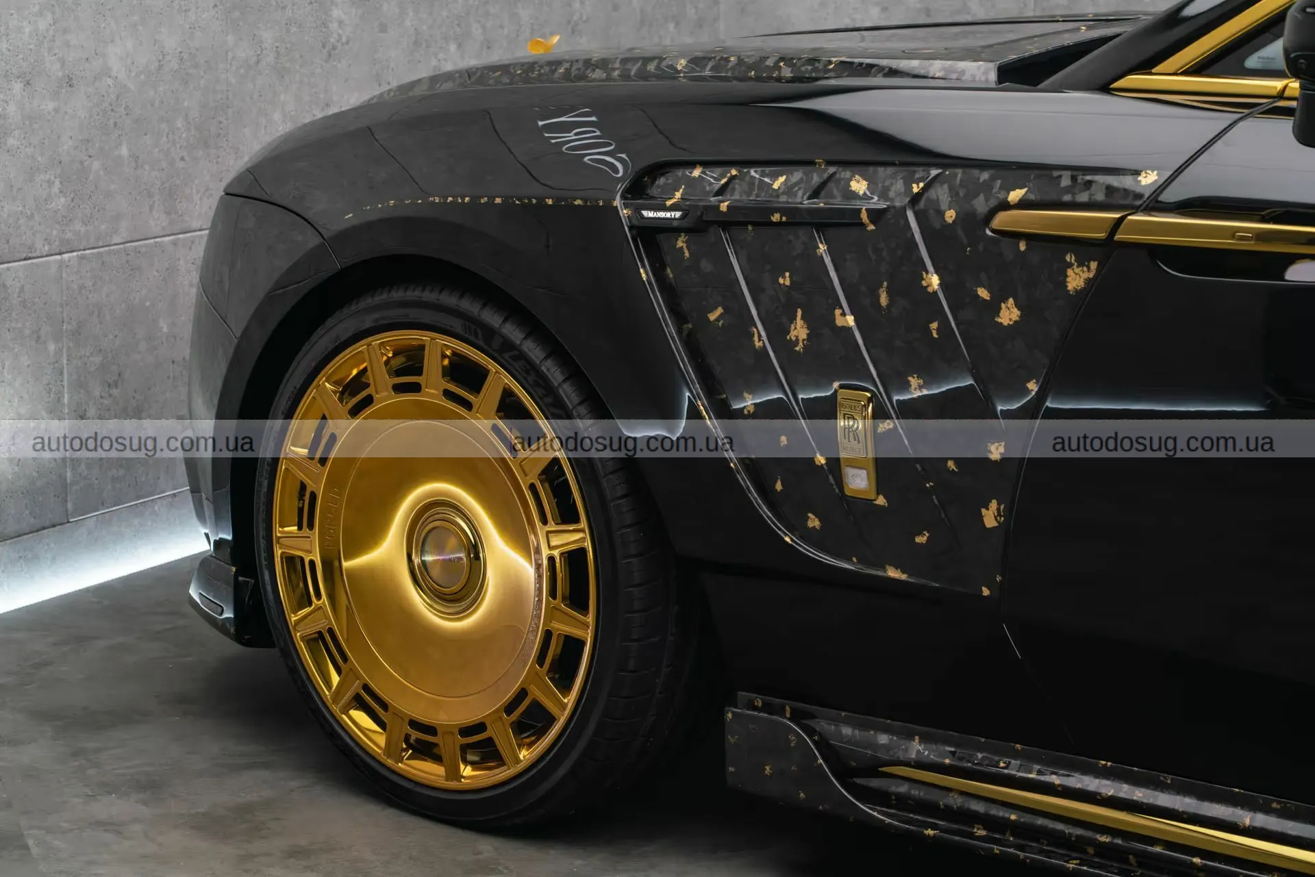 Mansory додав зовнішні динаміки, бо EV був надто тихим