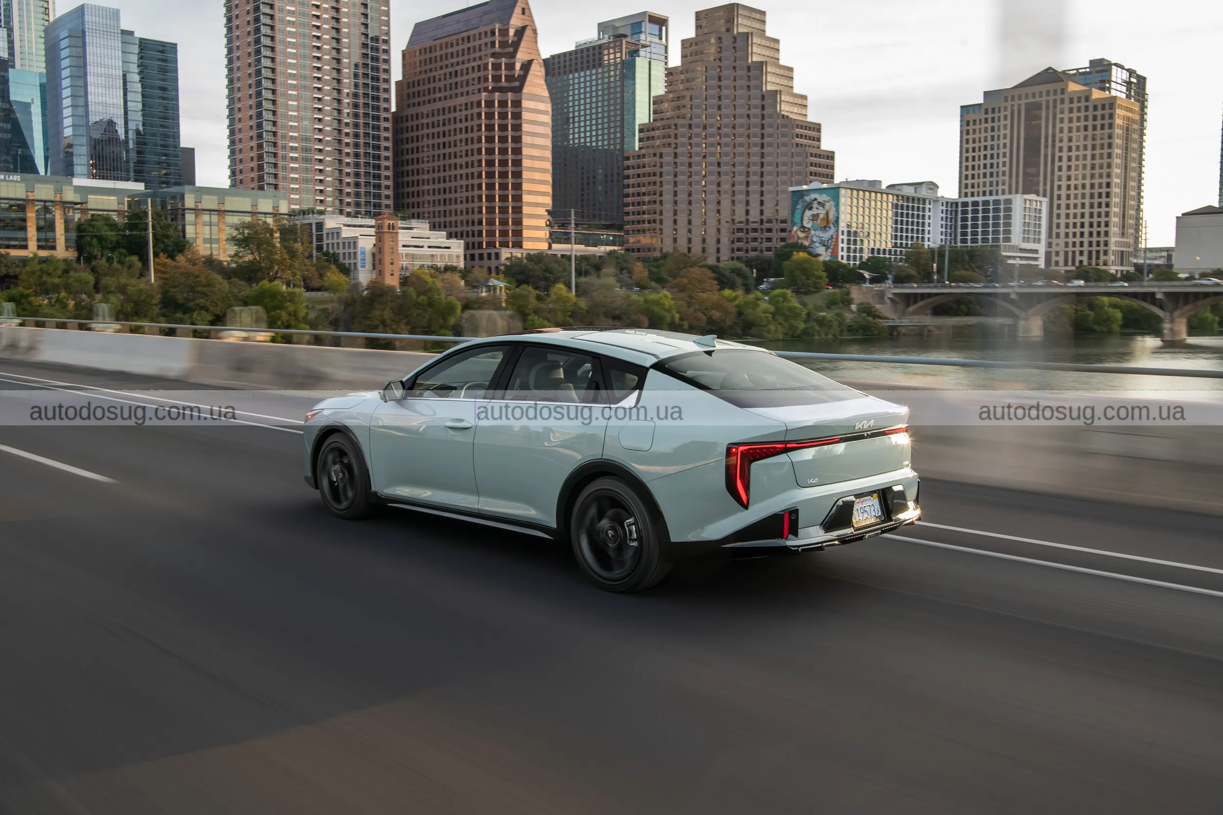 Найпопулярніший седан Kia K4 став трохи дорожчим у 2026 модельному році