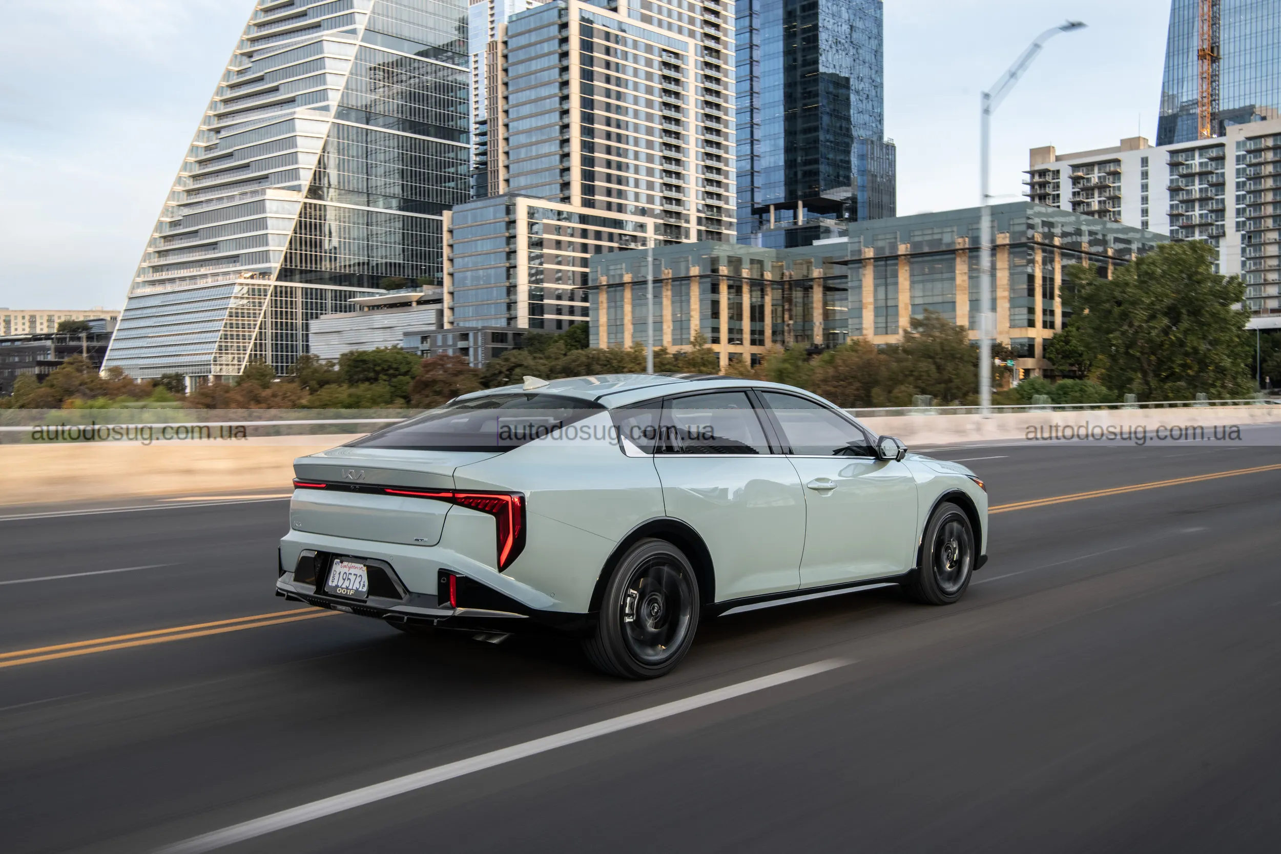 Найпопулярніший седан Kia K4 став трохи дорожчим у 2026 модельному році