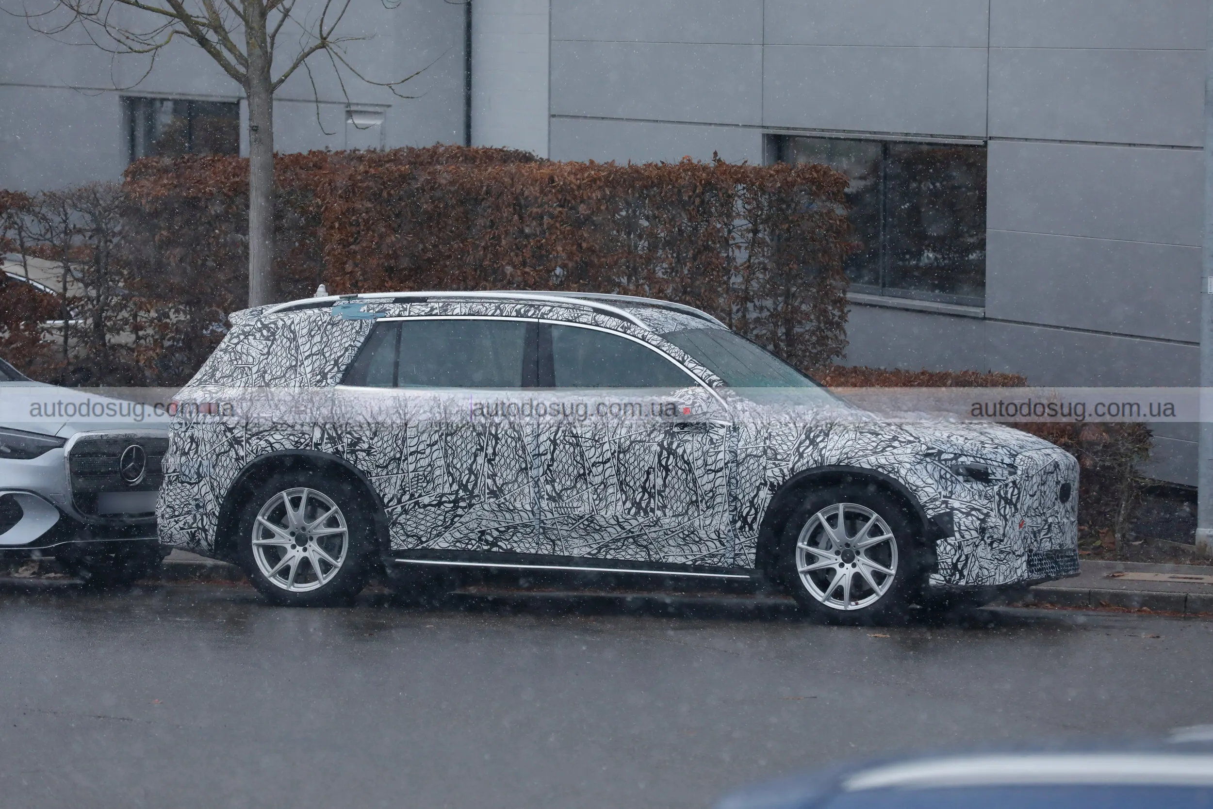 Новий Mercedes GLC EQ більше не зупиняється на двох рядах сидінь