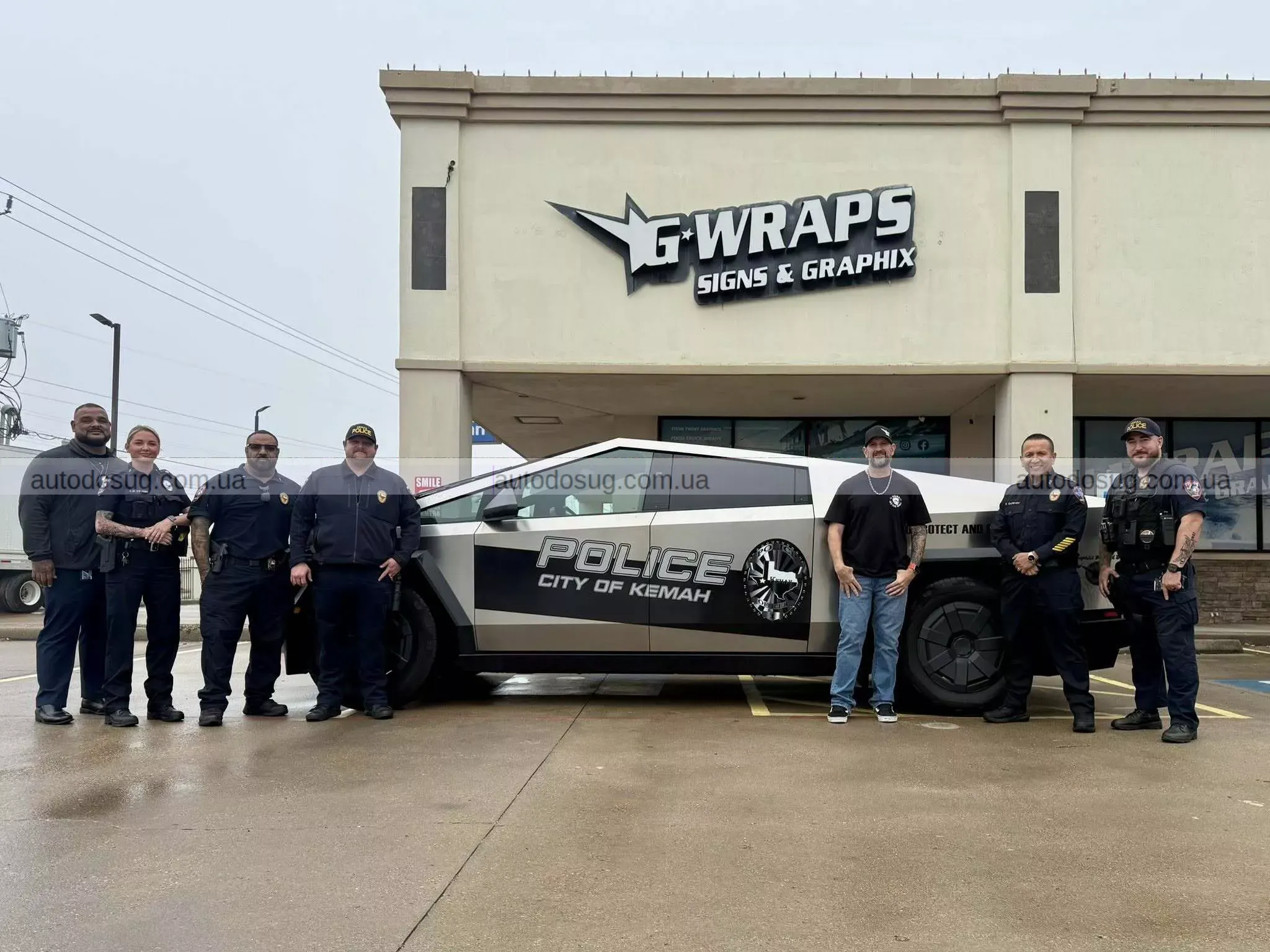 Техасці обсмажують нову кібервантажівку поліцейського департаменту у вигляді «сміттєвого бака»