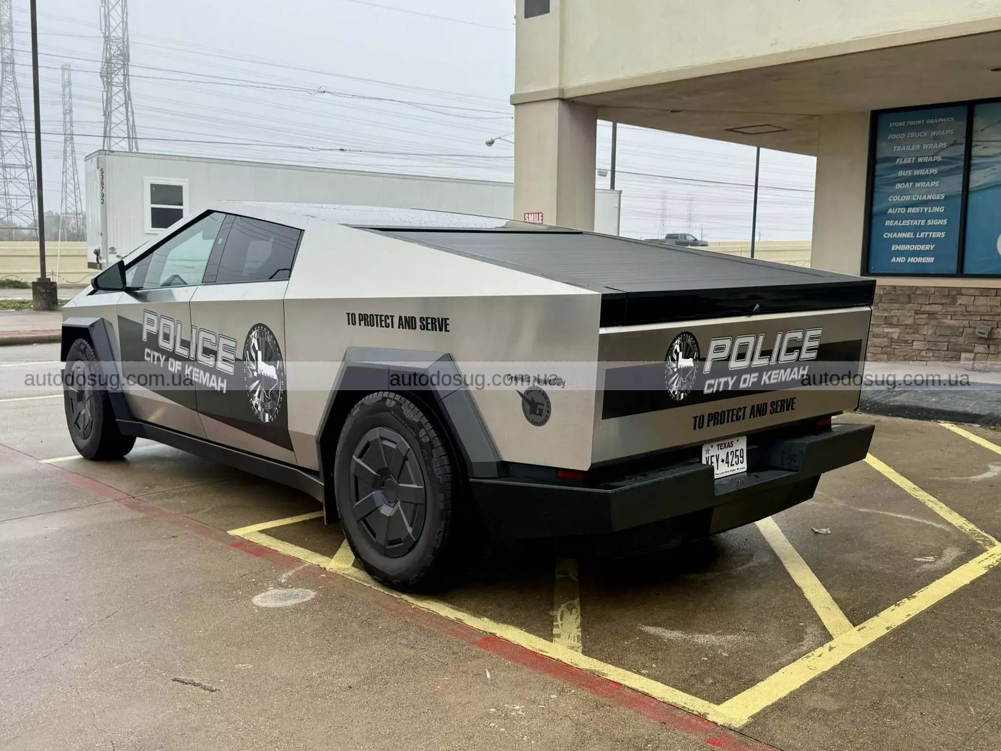 Техасці обсмажують нову кібервантажівку поліцейського департаменту у вигляді «сміттєвого бака»