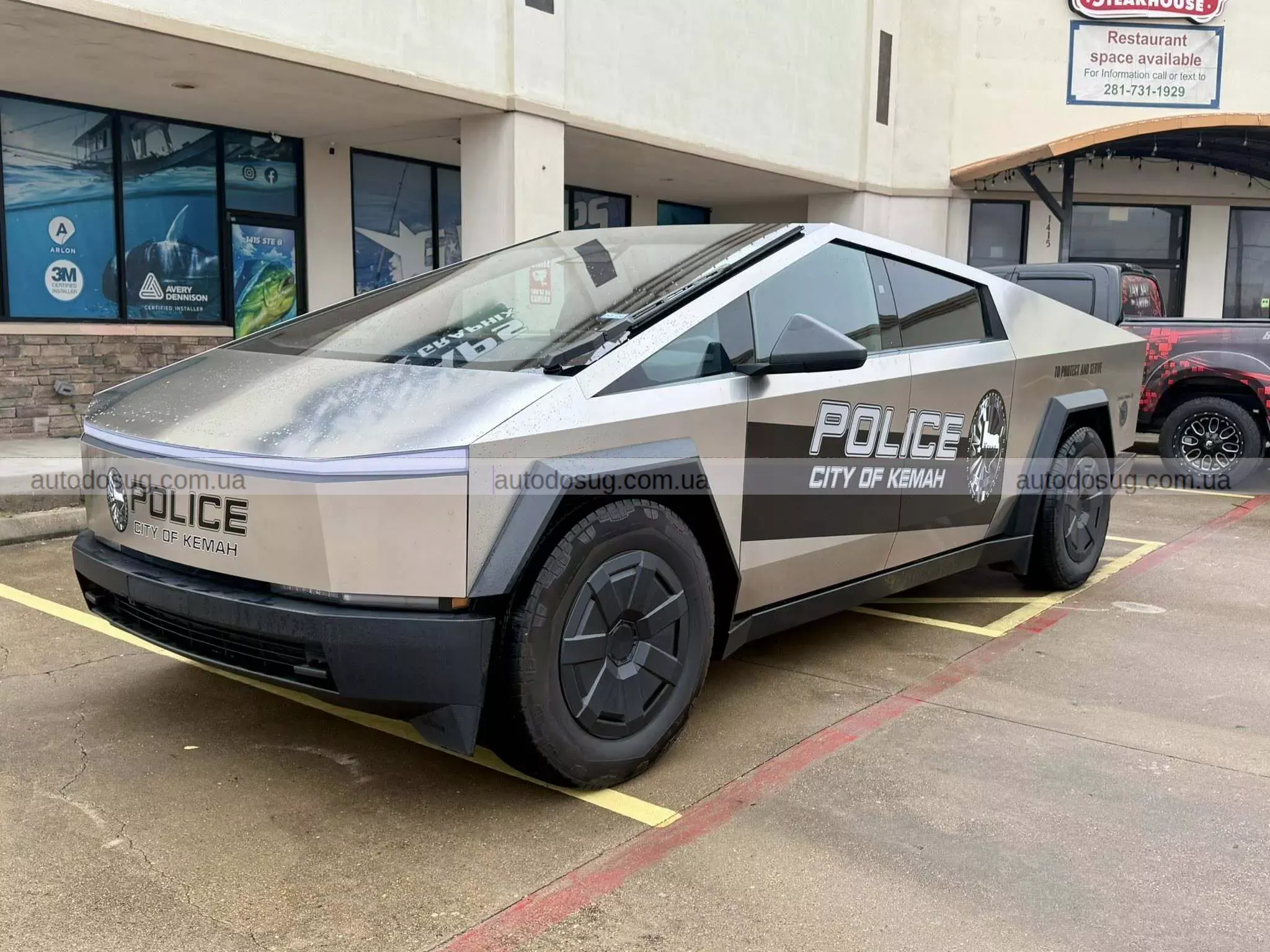 Техасці обсмажують нову кібервантажівку поліцейського департаменту у вигляді «сміттєвого бака»