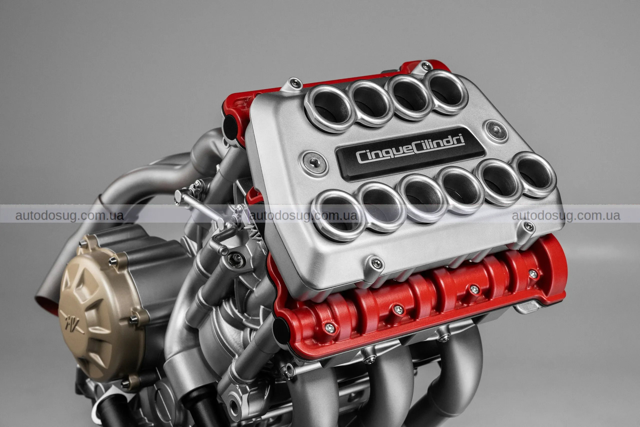 Цей п'ятициліндровий двигун розганяється до понад 16 000 обертів і не є рядним п'ятициліндровим двигуном чи VR5